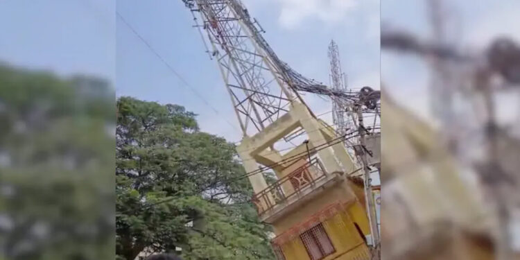बेंगलुरु में मोबाइल टावर गिरा