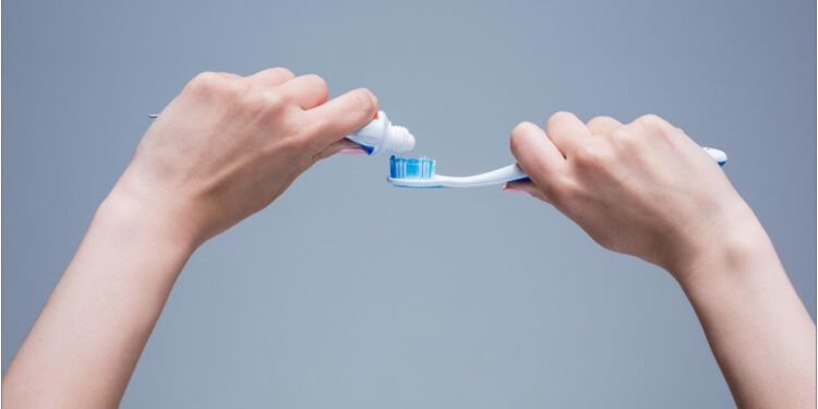ब्रश पर कितना टूथपेस्ट लेना चाहिए